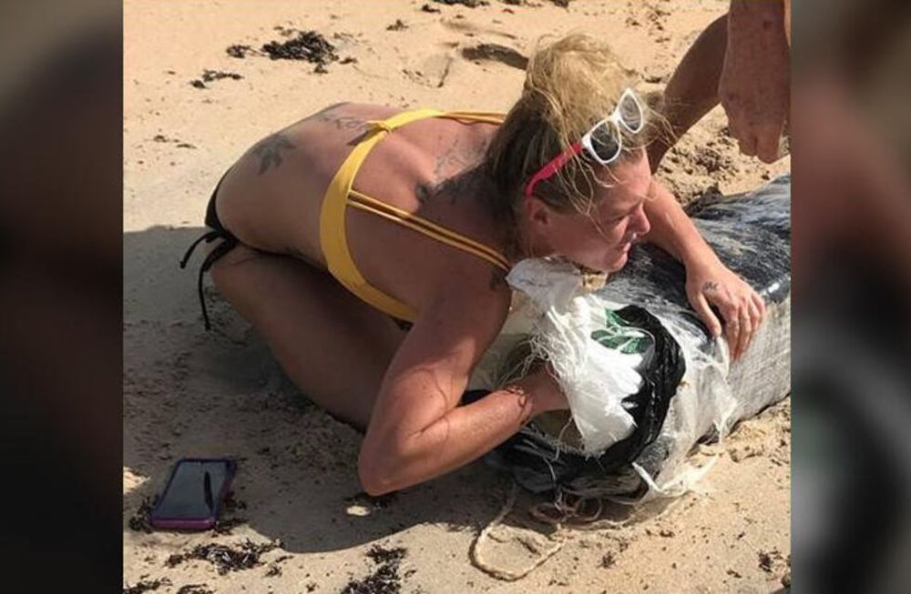 Florence: ¿Quién es la misteriosa rubia en bikini abrazada a un paquete de marihuana?