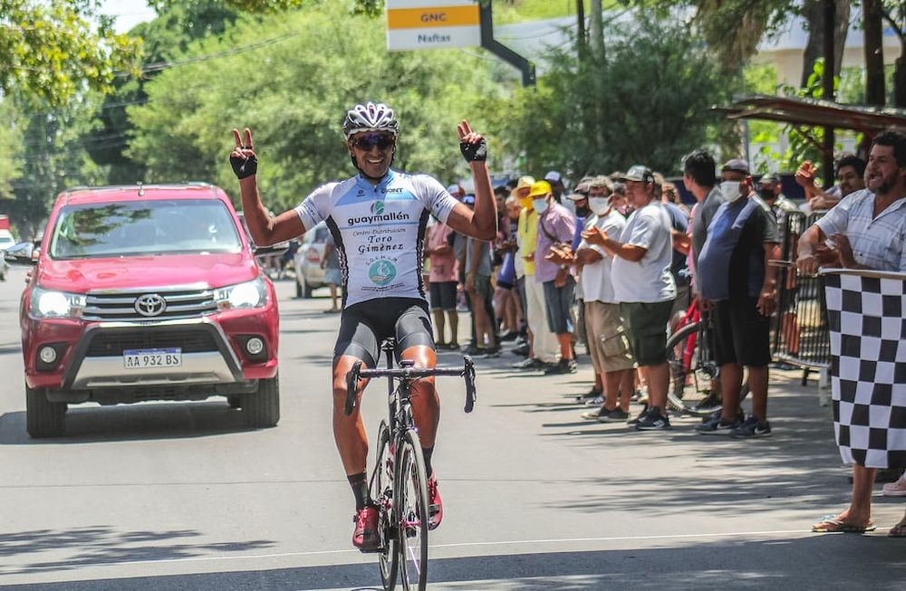 Fabricio Pereyra ganó la novena fecha del Campeonato Mendocino de ruta, disputada en El Algarrobal./Gentileza prensa de la Asociación Ciclista Mendocina