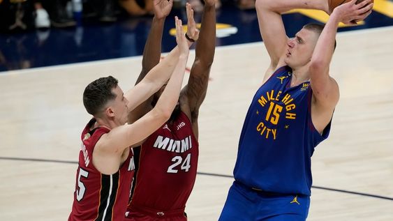 El serbio Nikola Jokic, de los Nuggets de Denver, dispara frente a Duncan Robinson, del Heat de Miami, en el primer partido de las Finales de la NBA. / Gentileza.