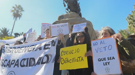Marcha de jubilados por las calles del centro de Mendoza. Cientos de personas se manifestaron en contra del veto del presidente de Milei a las leyes que aumentan el salario de los jubilados y declaran la emergencia en discapacidad.&nbsp;