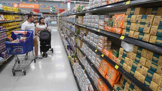 La inflación de noviembre de 2025 fue del 2,5%, según el INDEC, aunque muchas familias cuestionan ese dato porque el impacto en sus bolsillos resulta mucho mayor.