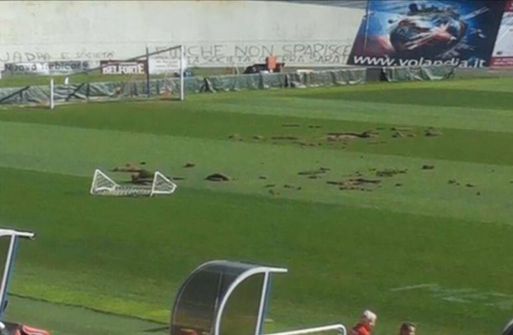 En Italia, una barra brava destrozó su cancha y amenazó a los jugadores de su propio equipo
