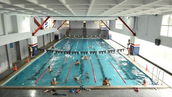 Preparativos. Las piscinas capitalinas tanto de los municipios como de los clubes estarán habilitadas para los alumnos de las escuelas de verano, no así en Las Heras y Luján. Foto: Mariana Villa / Los Andes.