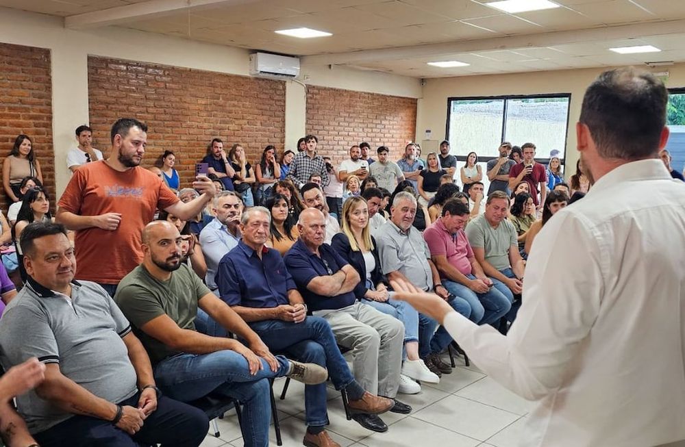 Anabel Fernández Sagasti junto a ex intendentes y actuales dirigentes que integran el sector kirchnerista del PJ. Foto: Gentileza.