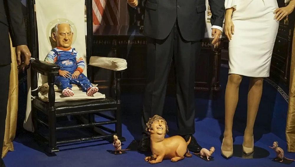Milei como el perro faldero de Trump en el Museo de Cera de Madrid