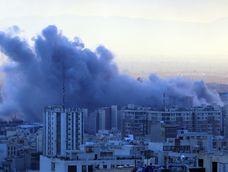 Humo se eleva tras un ataque aéreo en el centro de Teherán, Irán, el 3 de marzo de 2026.&nbsp;