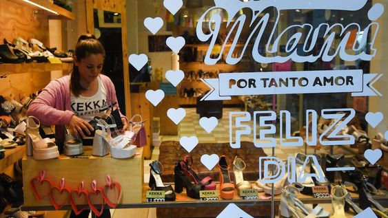 Compras día de la Madre. Aumentan las consultas por precios y compras para los regalos este domingo. Foto: José Gutierrez / Los Andes