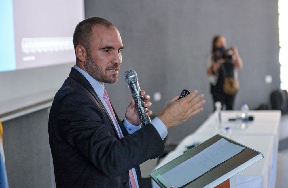 La industria y la construcción crecen pero no le bastan al ministro.