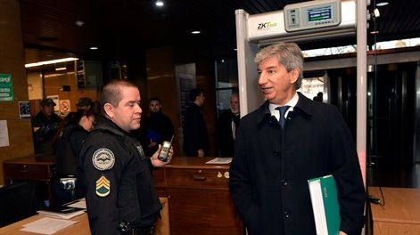 Los Andes | El juez federal Walter Bento ingresando a Tribunales Federales, enfrenta dos instancias. un juicio penal, que arrancó a fines de julio y el proceso por mal desempeño, que comenzó en el Consejo de la Magistratura y desembocó en el Jurado de Enjuiciamiento