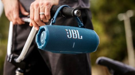 El JBL Flip 7 es uno de los parlantes portátiles más buscados por su tamaño compacto y potencia de sonido.