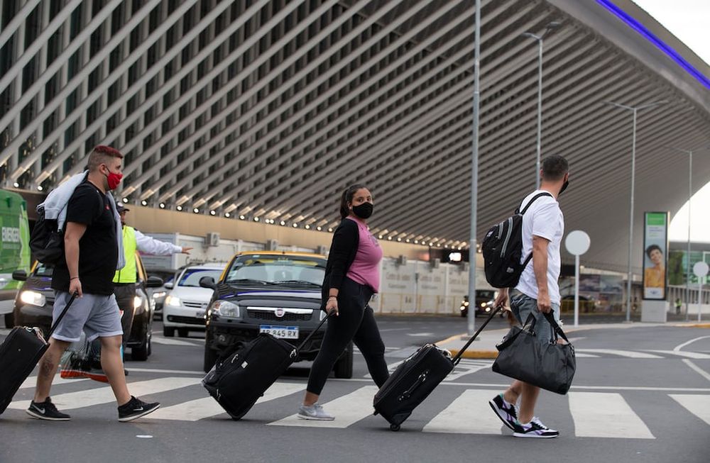 La nueva disposición del Banco Central afecta a los argentinos que quieren viajar al exterior.