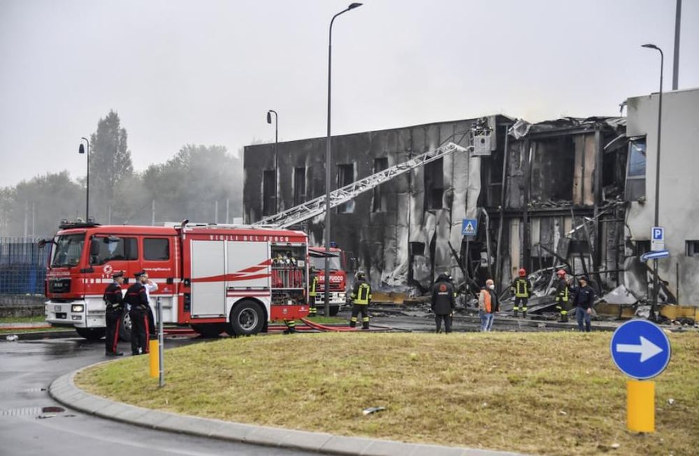 Bomberos trabajan en el lugar de un accidente de avión, en el suburbio de San Donato Milanese de Milán, Italia. (AP)