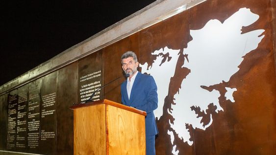 Ulpiano Suarez inauguró el nuevo Memorial Malvinas Argentinas en el Parque Central