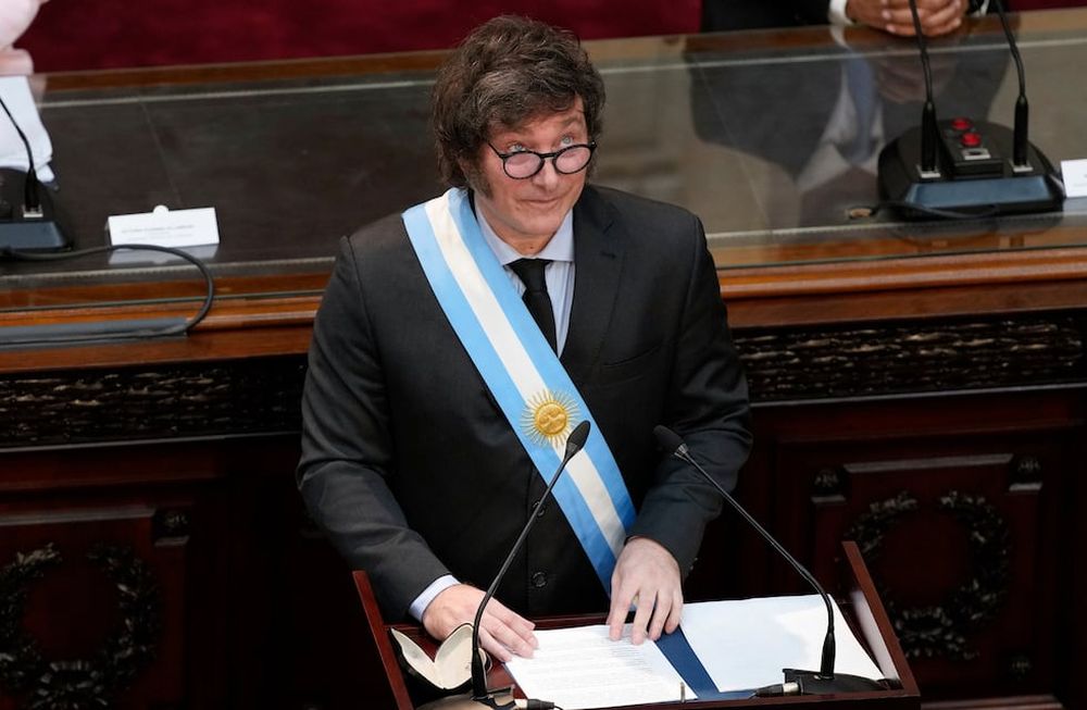 Milei echó al secretario de Trabajo por la suba de sueldos del gabinete (AP Foto/Natacha Pisarenko)