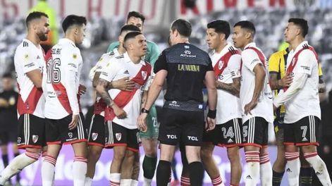 El momento del cruce entre jugador y árbitro.