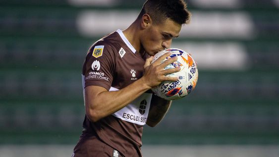 El jugador de fútbol Matías Tissera volvió a entrenar con sus compañeros en Huracán. El deportista también vistió la camiseta de Platense.