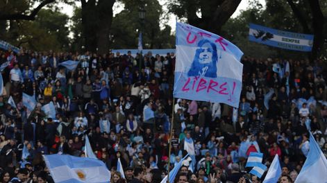 El banderazo en apoyo a la expresidenta Cristina Fernández de Kirchner en Parque Lezama sumó la presencia de su hijo, Máximo Kirchner. Los militantes se congregaron allí por pedido de CFK, quien a través de un mensaje en X solicitó que no hubiera una concentración en frente de su domicilio, donde cumple arresto domiciliario.&nbsp;