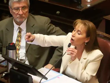 Tensión en el Congreso: la senadora Cándida López intentó abrir un despacho con un cerrajero.