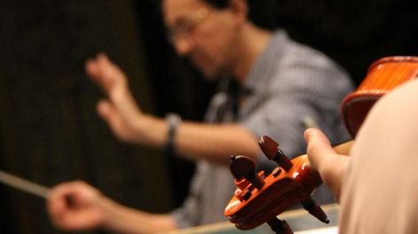 Llevar la batuta es una de las expresiones comunes que involucran elementos musicales.