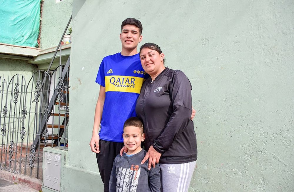 Franco ha sido sometido a estudios para determinar si tiene acromegalia. “Me cuesta mucho el tema de la ropa”, admite junto a su hermano Noah y su mamá. Foto: Mariana Villa / Los Andes