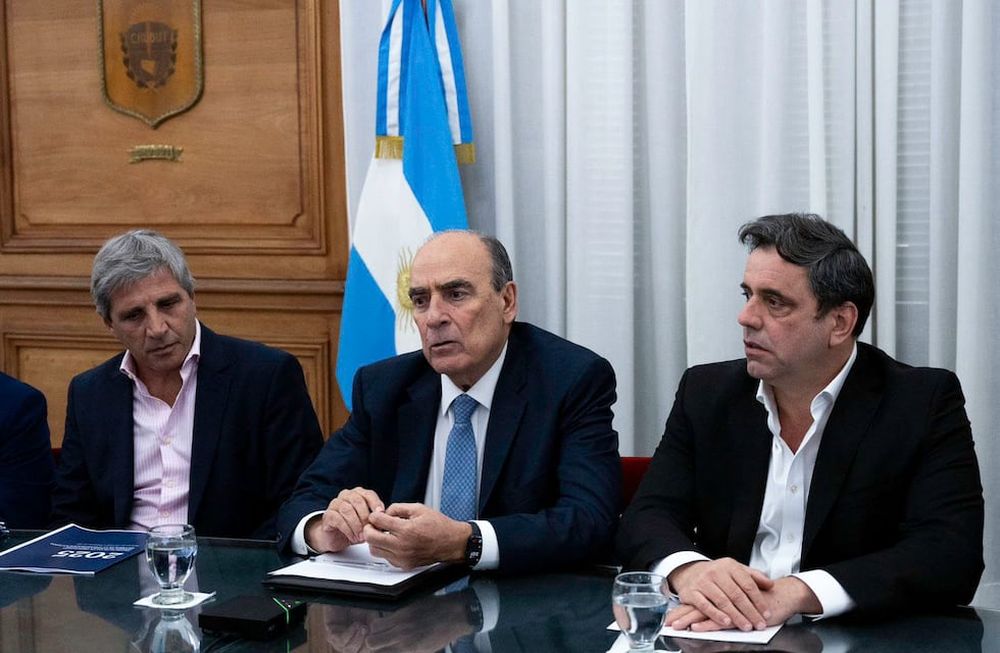 El jefe de Gabinete, Guillermo Francos, y el ministro de Economía, Luis Caputo, se reunieron en Casa Rosada con gobernadores y funcionarios provinciales para dialogar sobre los principales lineamientos del Presupuesto 2025, en una reunión donde también participan el vicejefe de Gabinete del Interior, Lisandro Catalán; el vicejefe de Gabinete Ejecutivo, José Rolandi; y el secretario de Hacienda, Carlos Guberman. Foto: NA