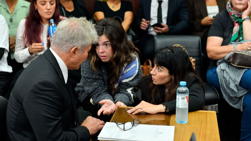 Fernando Burlando junto a las hijas de Maradona.