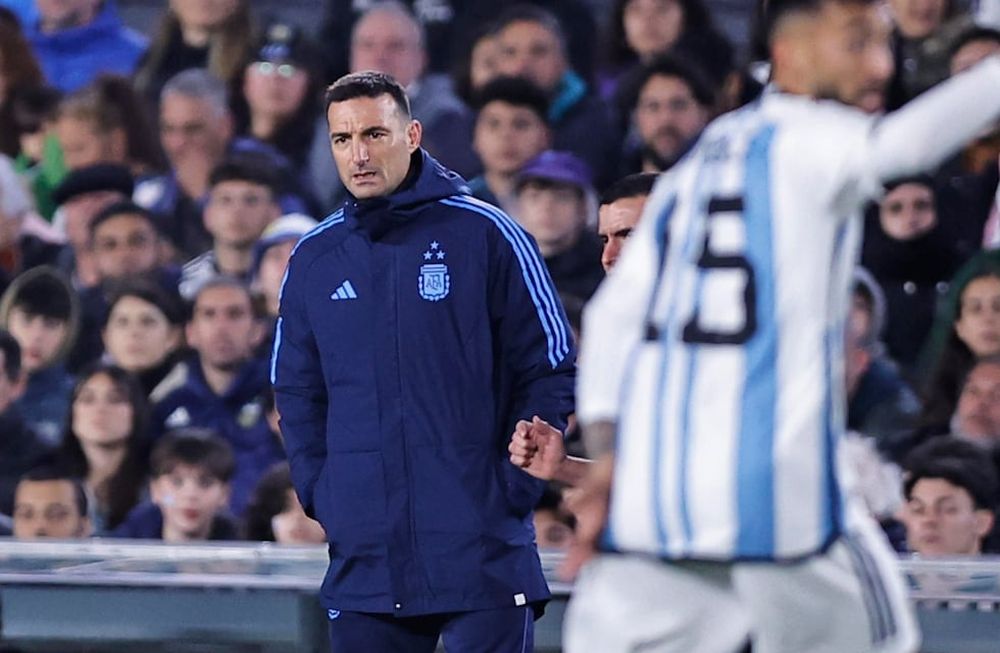AMDEP8988. BUENOS AIRES (ARGENTINA), 07/09/2023.- El seleccionador de Argentina Lionel Scaloni hoy, en un partido de las Eliminatorias Sudamericanas para la Copa Mundial de Fútbol 2026 entre Argentina y Ecuador en el estadio Más Monumental en Buenos Aires (Argentina). EFE/ Juan Ignacio Roncoroni
