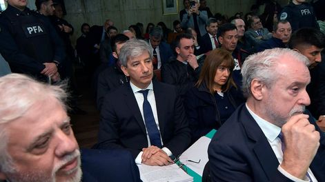 Los Andes | El Tribunal Oral Federal N°2 de Mendoza comenzó hoy el proceso oral y público contra el suspendido juez federal Walter Bento, acusado de ser el líder de una asociación ilícita que requería dinero a cambio de favores en las causas que instruía.Martín Ríos