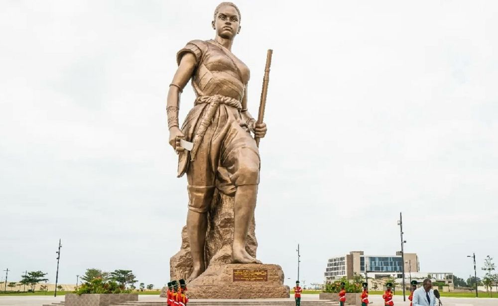 La estatua ubicada en la capital de Ben&iacute;n y de la cual obsequiaron a Lionel Messi una r&eacute;plica en miniatura. Son las denominadas Guerreras de Dahomey, personajes hist&oacute;rico de ese pa&iacute;s africano.