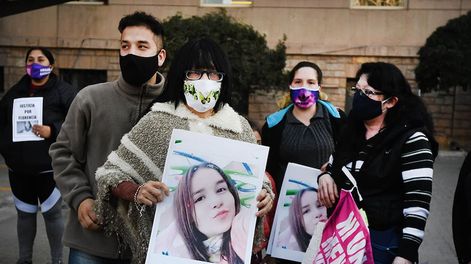 Los Andes | Juicio femicidio Florencia RomanoEn Tribunales Provinciales se realizó ayer el juicio abreviado a Pablo Arancibia por el femicidio de Florencia RomanoCristina Mopardo, mamá de Florencia, junto a su hijo y hermano de Florencia saliendo de Tribunales