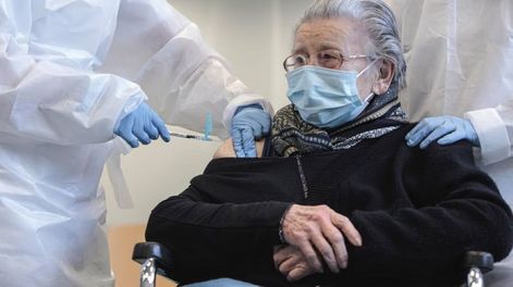 Los Andes | Tercera dosis de la vacuna contra el covid-19 para ancianos en residencias de España. Foto: Biel Aliño. Gentileza / EFE.