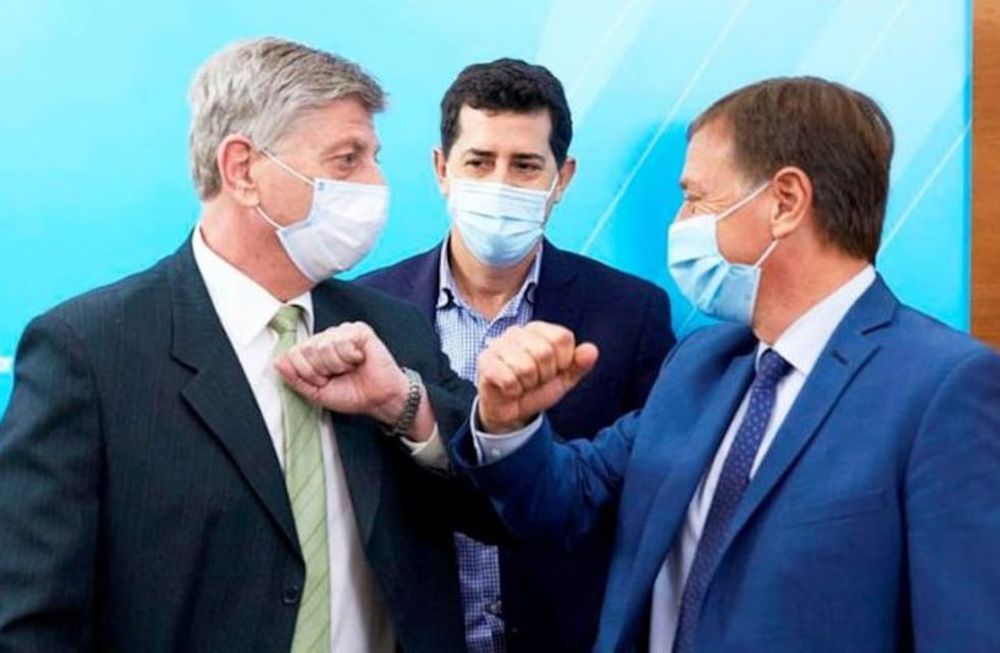 Los gobernadores de la Pampa, Sergio Ziliotto, de Mendoza, Rodolfo Suárez y detrás el ministro del Interior de la Nación, Wado de Pedro. La imagen se tomó en junio de 2020, cuando La Pampa consiguió que las otras provincias que forman parte de la cuenca del río Colorado, votarán por un nuevo impacto ambiental.