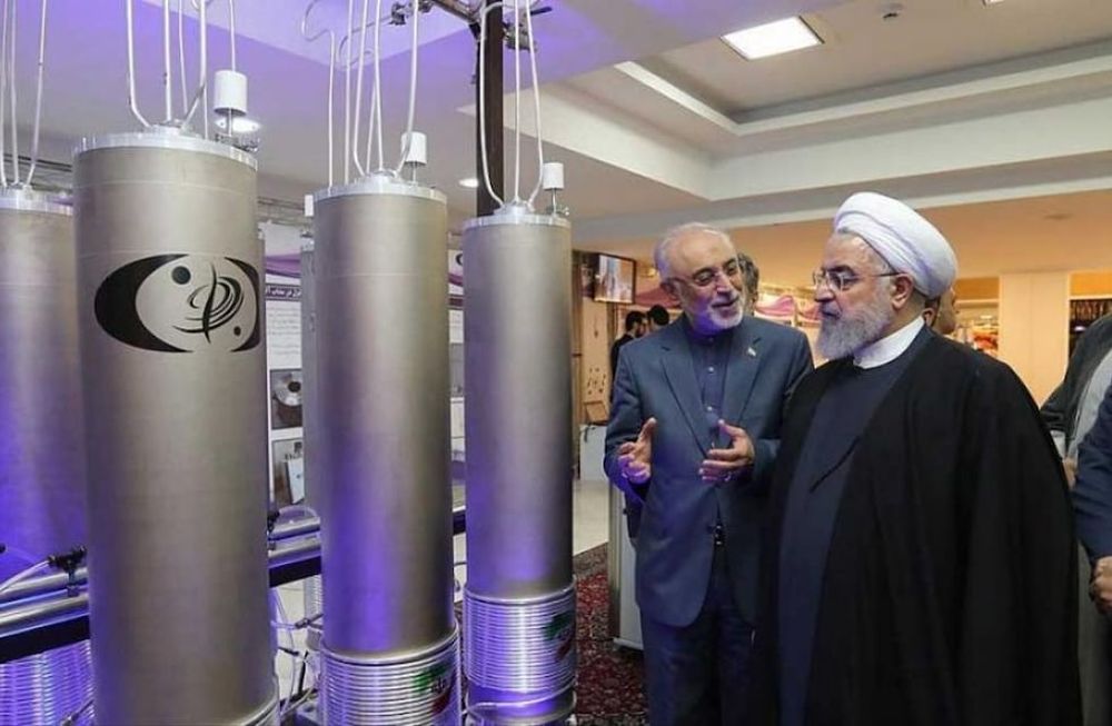 El líder supremo de Irán, ayatolá Alí Hoseiní Jamenei, cabeza de la clase dirigente clerical islámica, y fuente de emulación del chiismo, visita una planta de enriquecimiento de uranio.