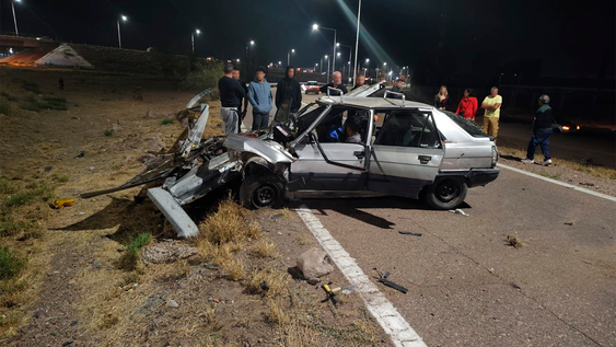 Accidente en solitario en el Acceso Este: dos personas resultaron lesionadas con politraumatismos.