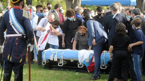 Los Andes | Familiares y amigos se despiden de Carlos Saul Menem, el hombre más influyente en el país durante los años 90. Foto: Clarín