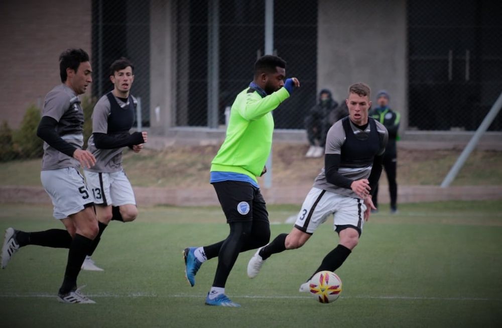 Godoy cruz se enfrentó en Coquimbito a Gimnasia, en el primer amistoso tras el parate por la pandemia. El Morro intenta desbordar./Gentileza Prensa Godoy Cruz