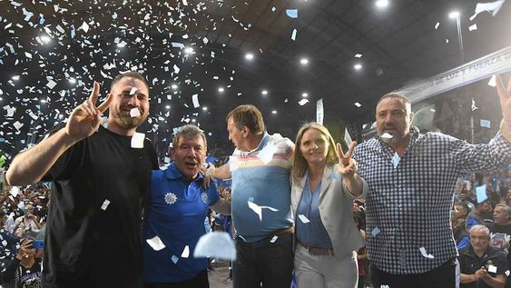 En el cierre de campaña de los candidatos a Diputados Nacionales por Mendoza estuvieron los gremios con fuerte presencia. Lautaro Cruciani (Movimiento Evita), Luis Márquez, Martín Aveiro, María Amalia Granata y Ricardo Letard en el Club YPF Petroleros de Godoy Cruz. Foto: Los Andes.