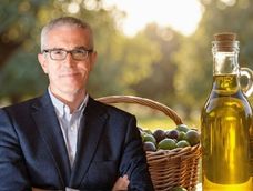 España continúa siendo el mayor productor mundial de aceite de oliva. España continúa siendo el mayor productor mundial de aceite de oliva.