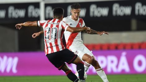 Los volantes Bruno Zuculini y Jorge Rodríguez disputando la pelota en mitad de cancha