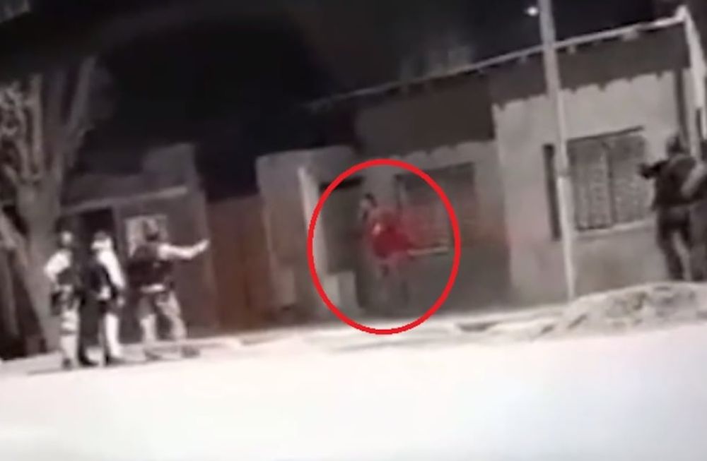 Armado con dos cuchillos de carnicero, amenazó a su pareja y lo redujeron con pistolas taser