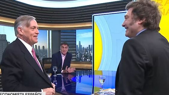 cual fanatico, javier milei irrumpio en el programa de laje para sorprender en vivo a un economista espanol