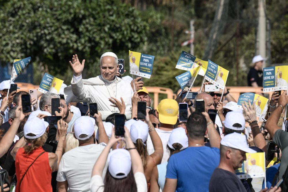 El Papa León XIV saluda a los fieles mientras celebra la Santa Misa durante su visita pastoral a la isla de Lampedusa, en el sur de Italia, el 4 de julio de 2026.