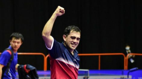 Siempre, bien Alto. Gastón muestra su felicidad por ser atleta olímpico.