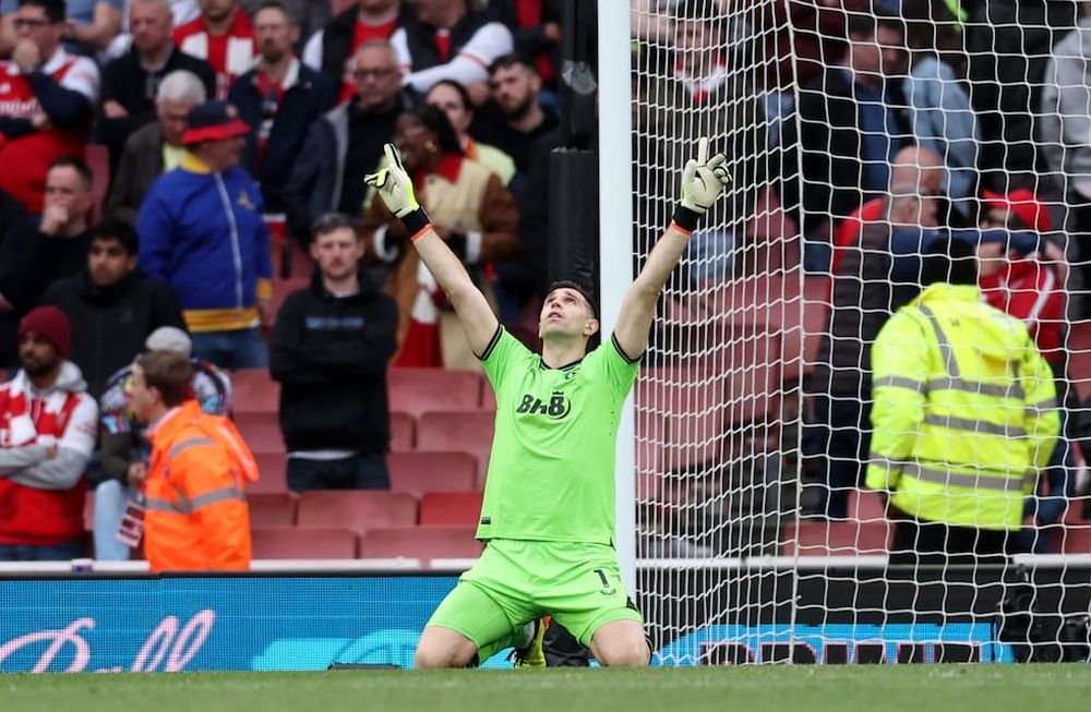 Fútbol - Premier League - Arsenal v Aston Villa - Emirates Stadium, Londres, Gran Bretaña - 14 de abril de 2024Emiliano Martínez, del Aston Villa, celebra tras el partido Foto NA: REUTERS/David Klein