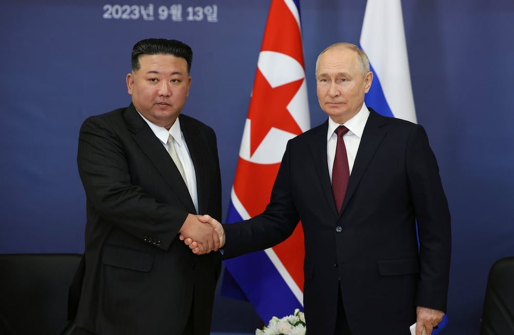 ARCHIVO - El presidente de Rusia, Vladímir Putin, a la derecha, y el líder norcoreano, Kim Jong Un, se estrechan la mano en una reunión en el cosmódromo de Vostochny a las afueras de Tsiolkovsky, a unos 200 kilómetros (125 millas) de la ciudad de Blagoveshchensk, en la remota región oriental de Amur, Rusia, el 13 de septiembre de 2023. (Vladimir Smirnov/Sputnik Kremlin Pool Foto via AP, Archivo)