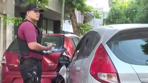 Un hombre alcoholizado cocho y tenía una de sus dos piernas enyesadas.&nbsp;