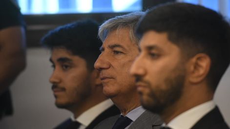 El exjuez Walter Bento escuchó las condenas en la sala de Tribunales Federales junto a sus hijos Nahuel y Luciano. Foto: Ramiro Gómez.