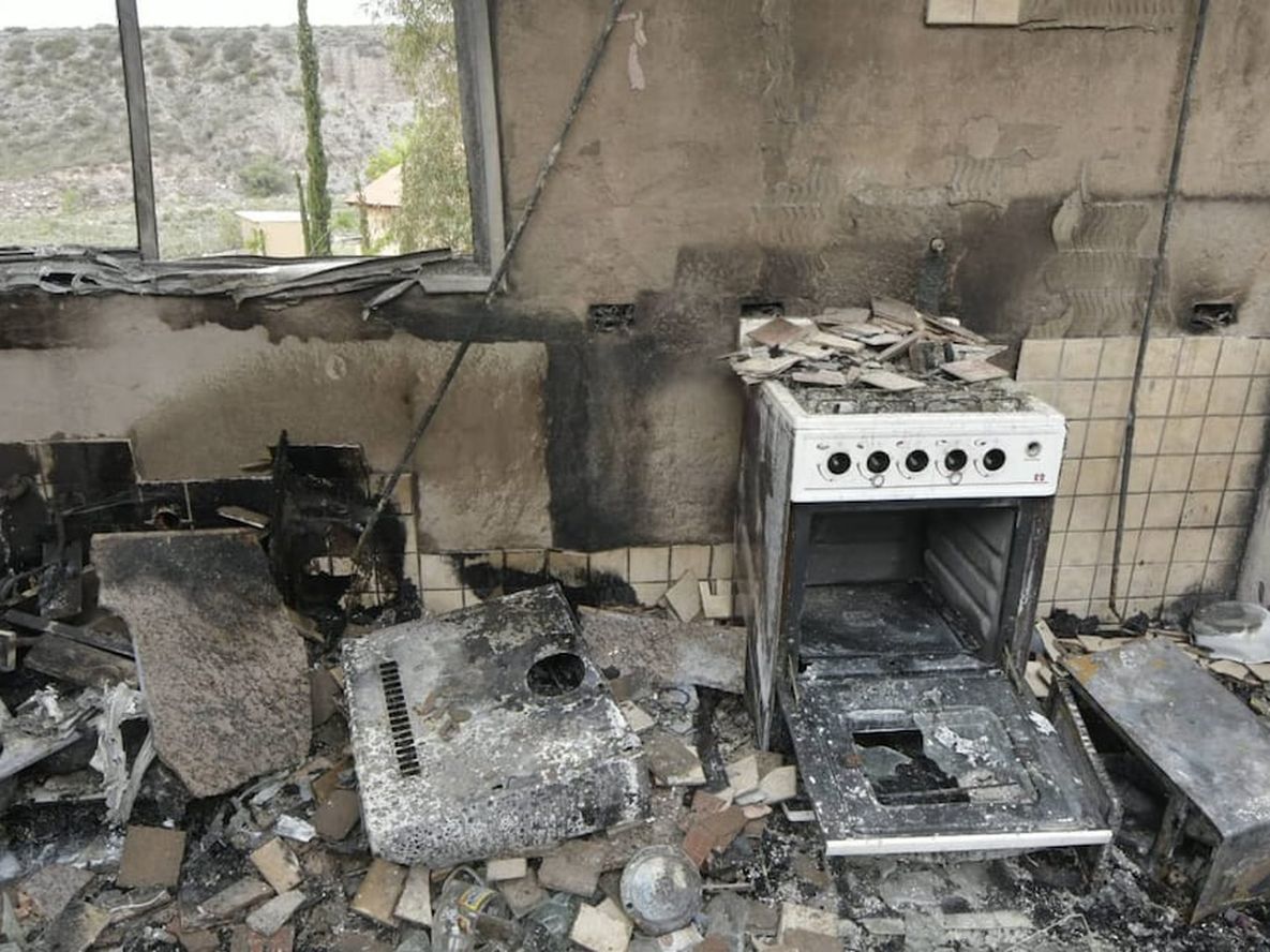 Cabañas del exjugador de Godoy Cruz, David Fernández, arrasadas por el fuego en Luján de Cuyo . Foto: Orlando Pelichotti / Los Andes
