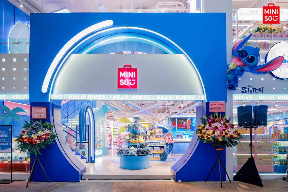 MINISO. La cadena china de juguetes, cosm&eacute;ticos y regalos con est&eacute;tica japonesa lleg&oacute; al mercado argentino con la promesa de 100 locales, hasta 1.000 empleos directos y una inversi&oacute;n de 50 millones de d&oacute;lares.&nbsp;