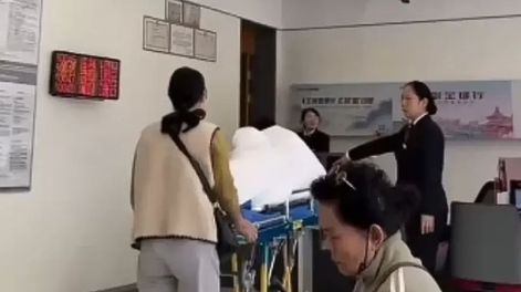 Los Andes | La mujer tuvo que llevar a su abuelo en camilla hasta el banco / Captura de vido